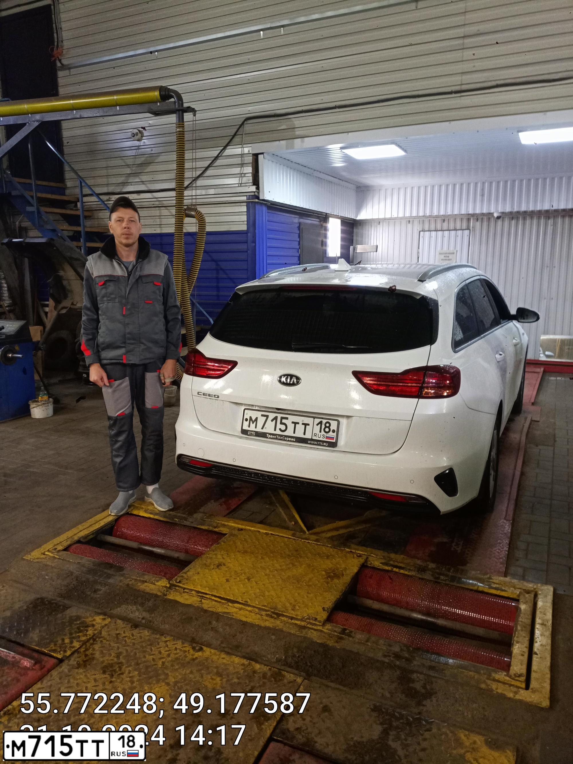 Фото автомобиля KIA CEE'D, 2020 — госномер М715ТТ18. Цвет: Белый