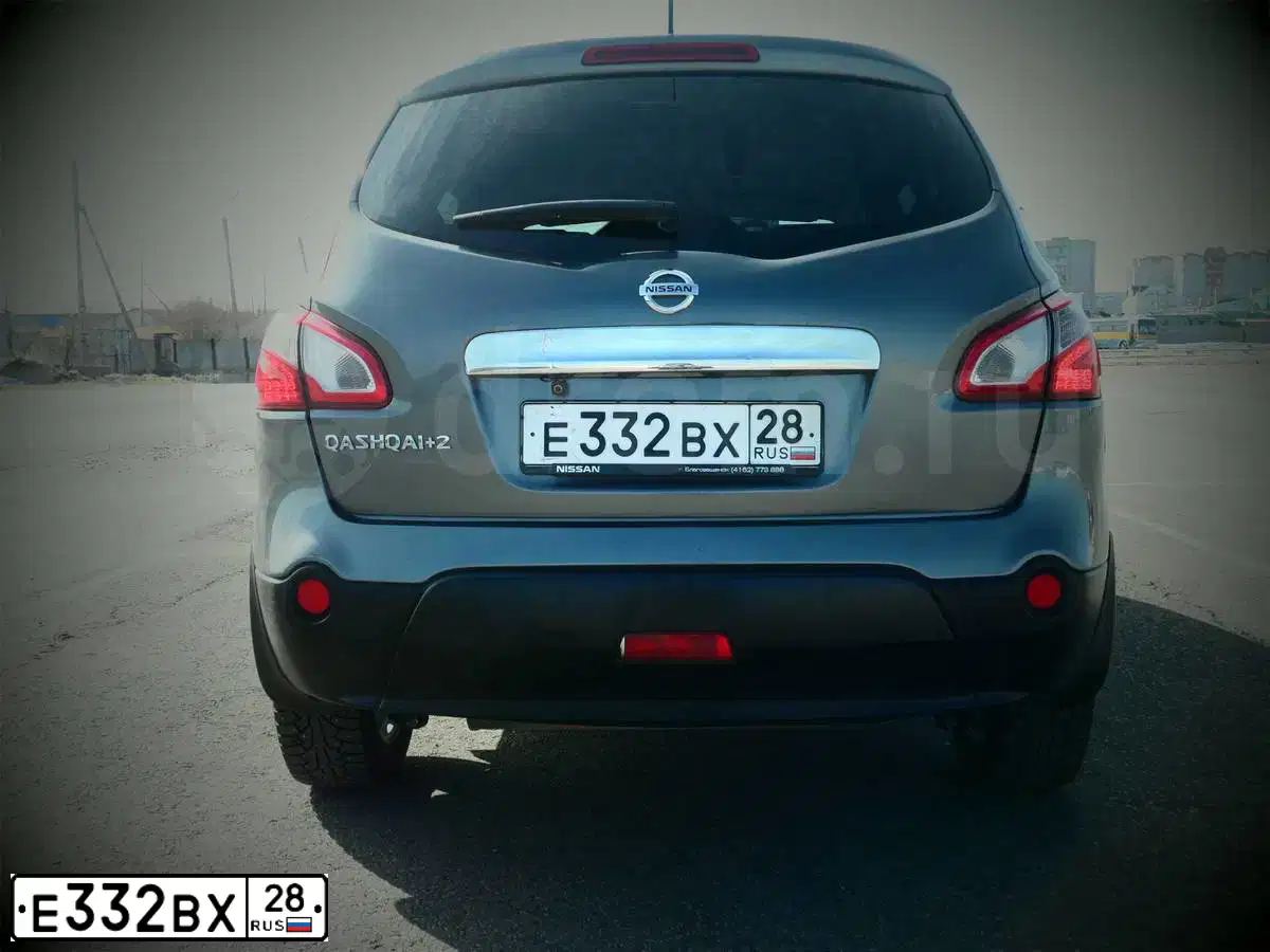 Фото автомобиля NISSAN QASHQAI, 2012 — госномер Е332ВХ28. Цвет: СЕРЫЙ