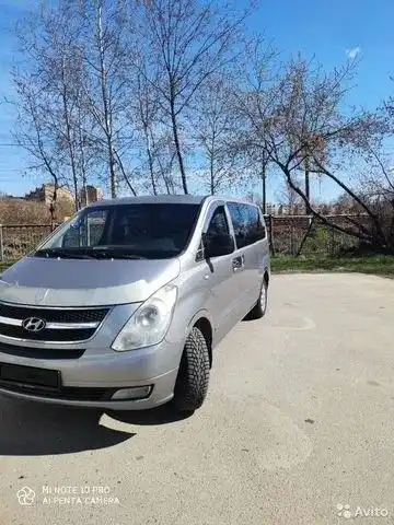 Фото автомобиля HYUNDAI GRAND STAREX, 2011 — госномер Е284ММ797. Цвет: СЕРЫЙ