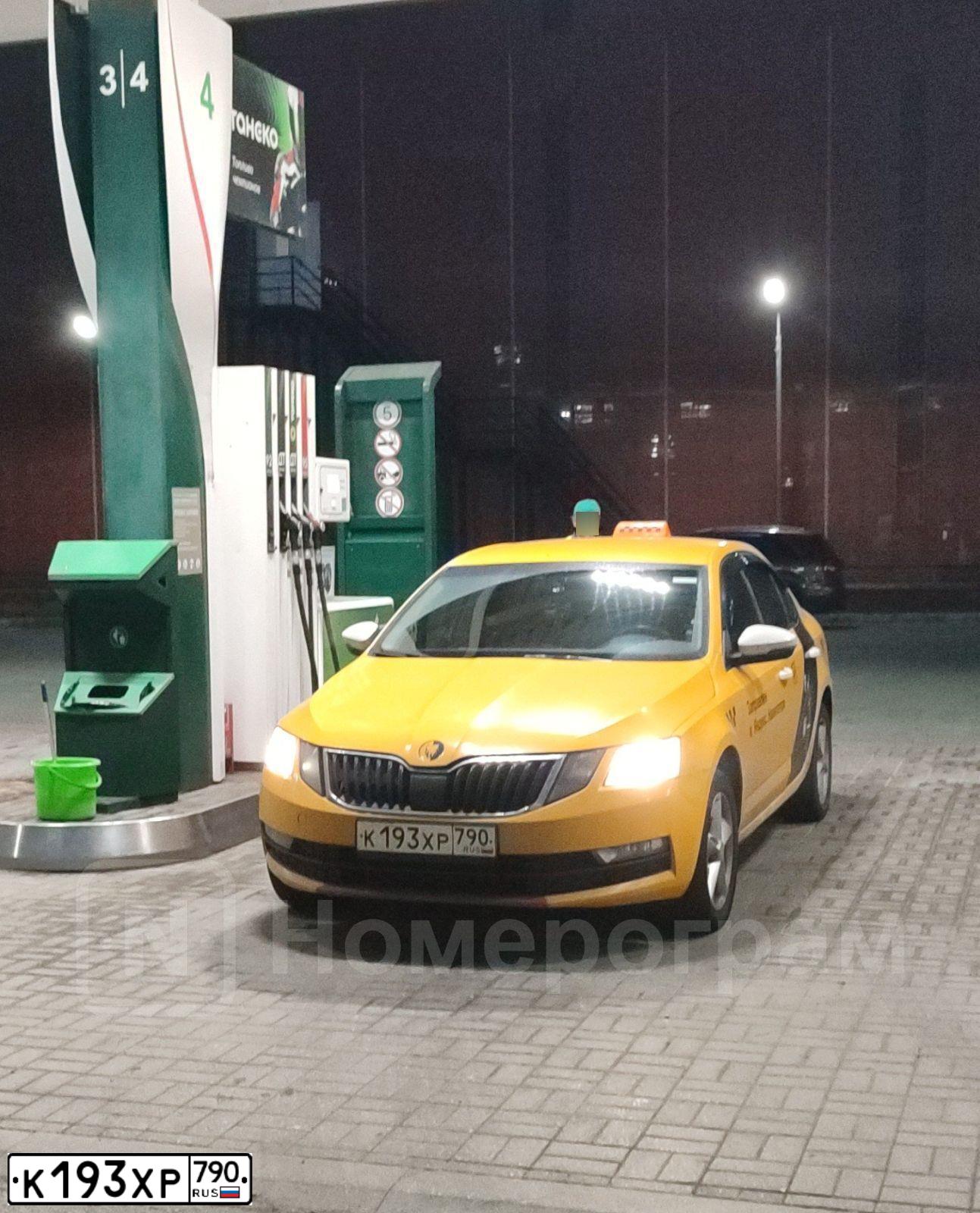 Фото автомобиля SKODA OCTAVIA, 2019 — госномер К193ХР790. Цвет: ЖЕЛТЫЙ
