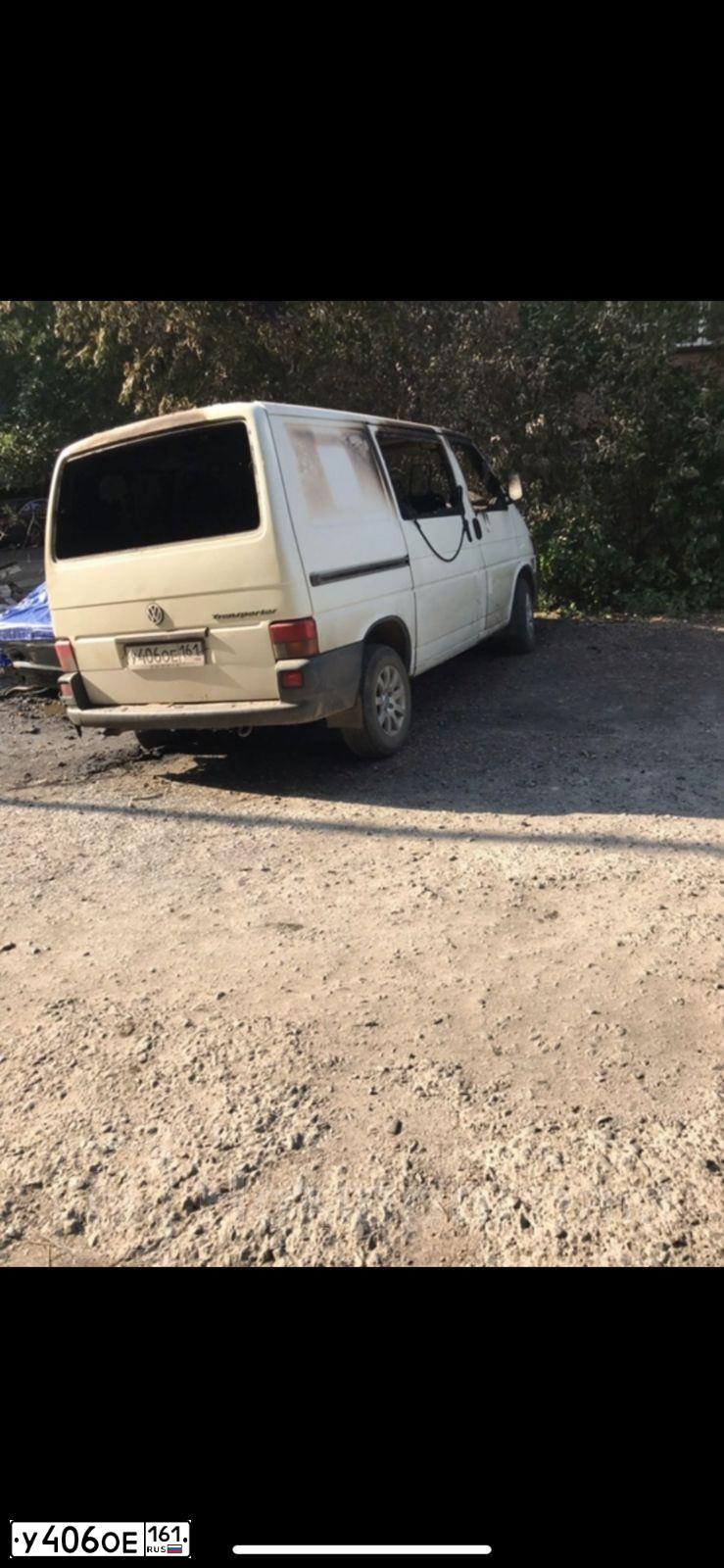 Фото автомобиля VOLKSWAGEN TRANSPORTER, 1996 — госномер У406ОЕ161. Цвет: Белый
