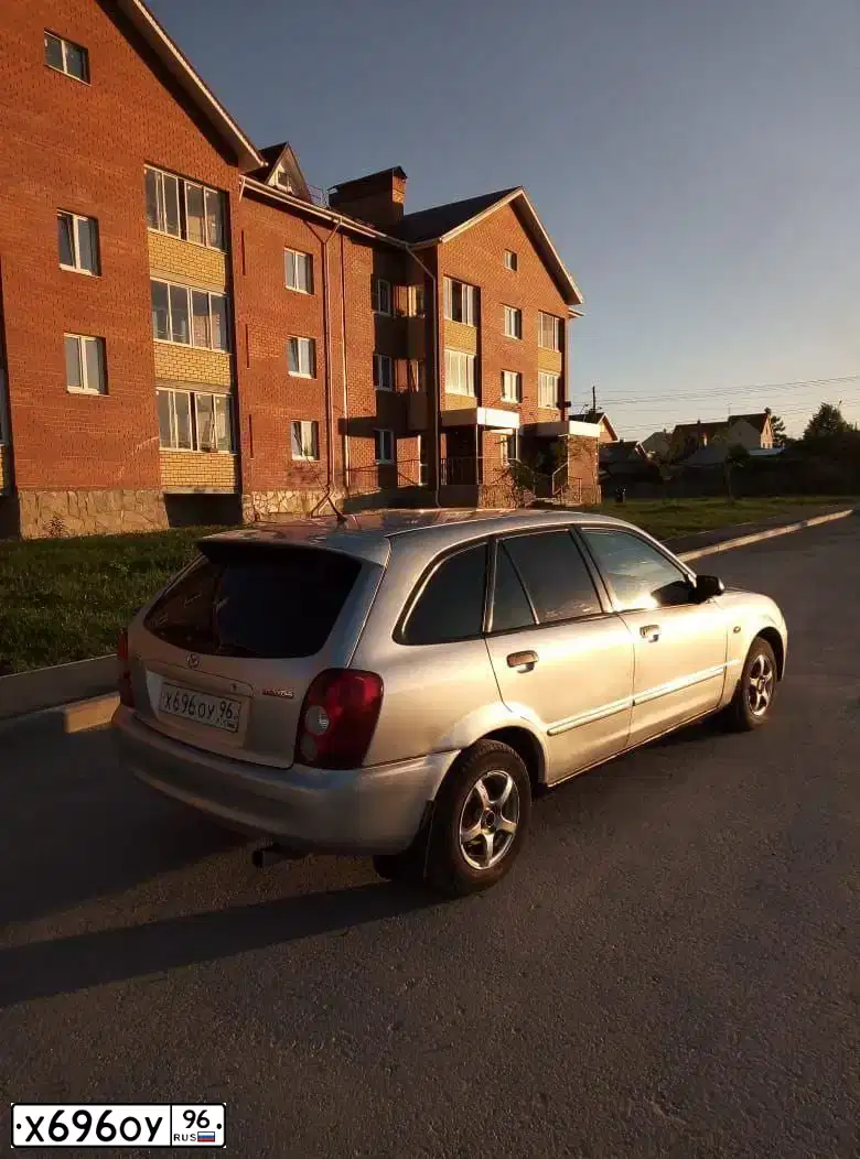 Фото автомобиля MAZDA 323, 2002 — госномер Х696ОУ96. Цвет: СЕРЫЙ