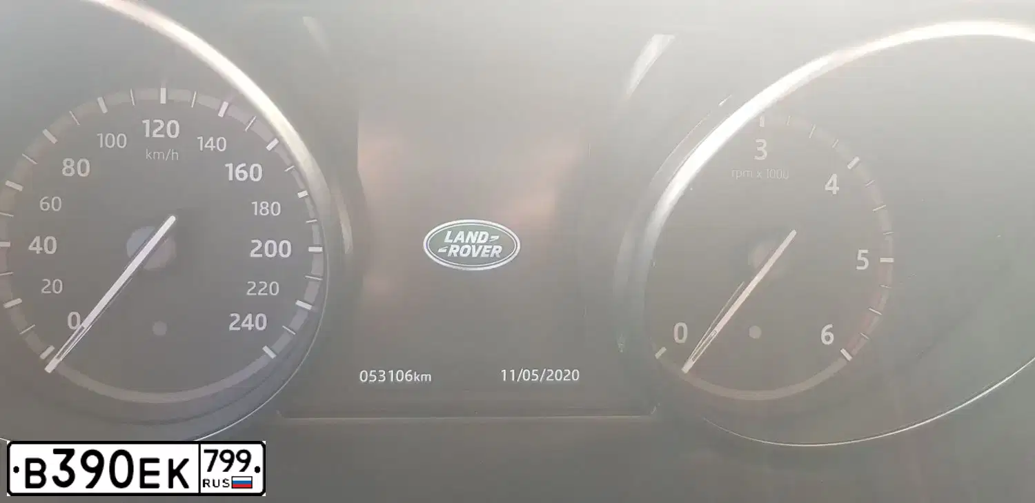 Фото автомобиля LANDROVER DISCOVERY SPORT, 2018 — госномер У515ВЕ790. Цвет: Белый