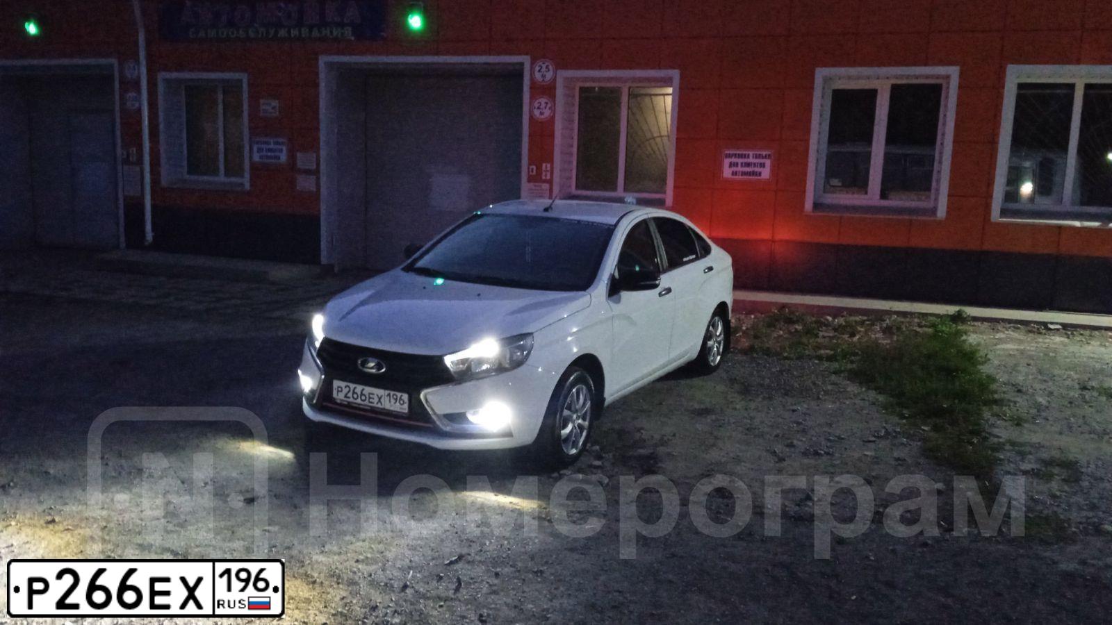Фото автомобиля LADA VESTA, 2019 — госномер Р266ЕХ196. Цвет: Белый