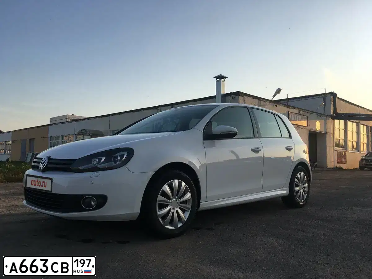 Фото автомобиля VOLKSWAGEN GOLF, 2012 — госномер А663СВ197. Цвет: Белый