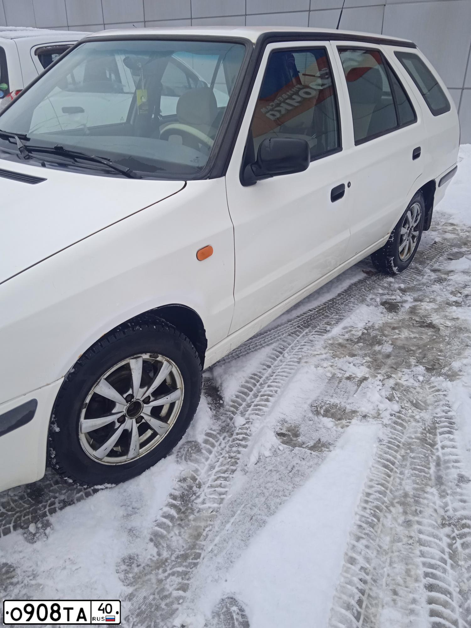 Фото автомобиля SKODA FELICIA, 1998 — госномер О908ТА40. Цвет: Белый