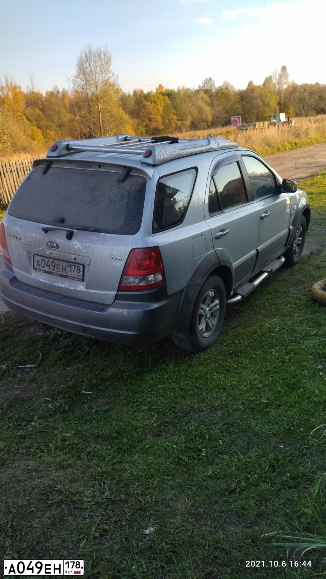 Фото автомобиля KIA SORENTO, 2005 — госномер А049ЕН178. Цвет: ТЕМНО-СЕРЫЙ