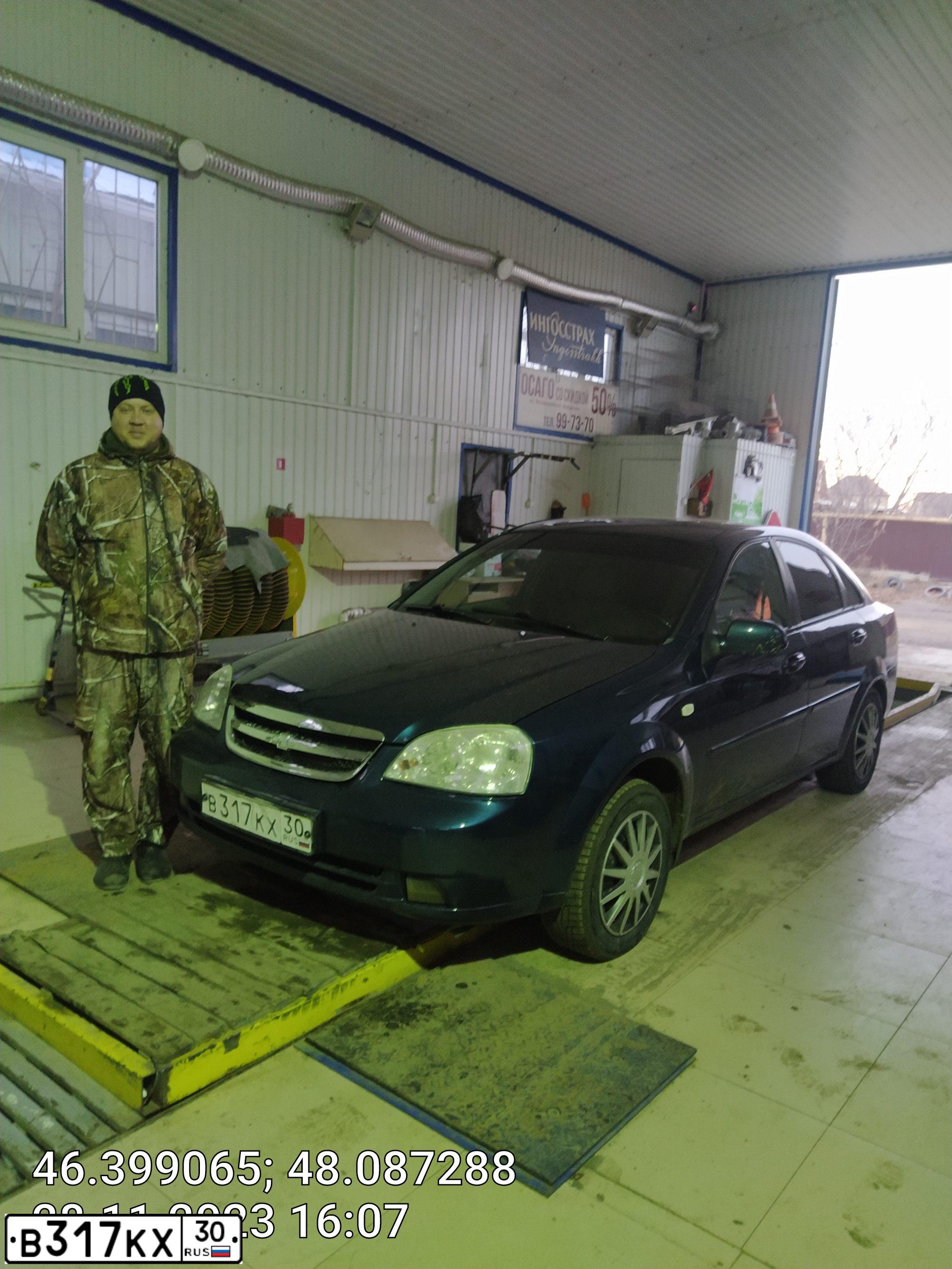 Фото автомобиля CHEVROLET LACETTI, 2008 — госномер В142ОО30. Цвет: синий