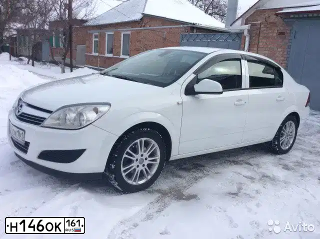 Фото автомобиля OPEL ASTRA, 2012 — госномер Н146ОК161. Цвет: Белый