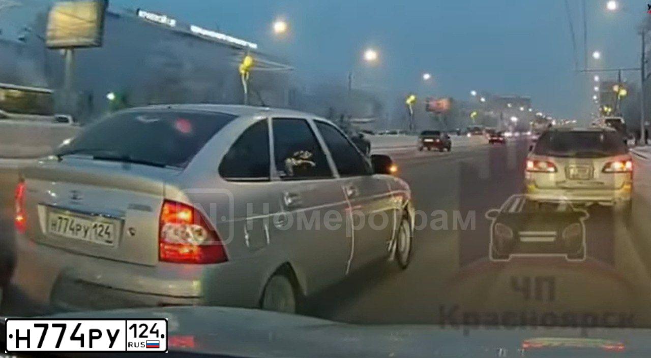 Фото автомобиля LADA 2172 PRIORA, 2011 — госномер Н774РУ124. Цвет: Светло-Серебристый металлик