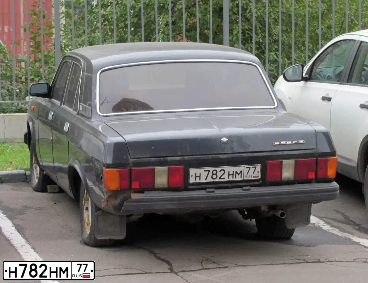 Фото автомобиля GAZ 3102 WOLGA, 1996 — госномер Н782НМ77. Цвет: ЧЕРНЫЙ