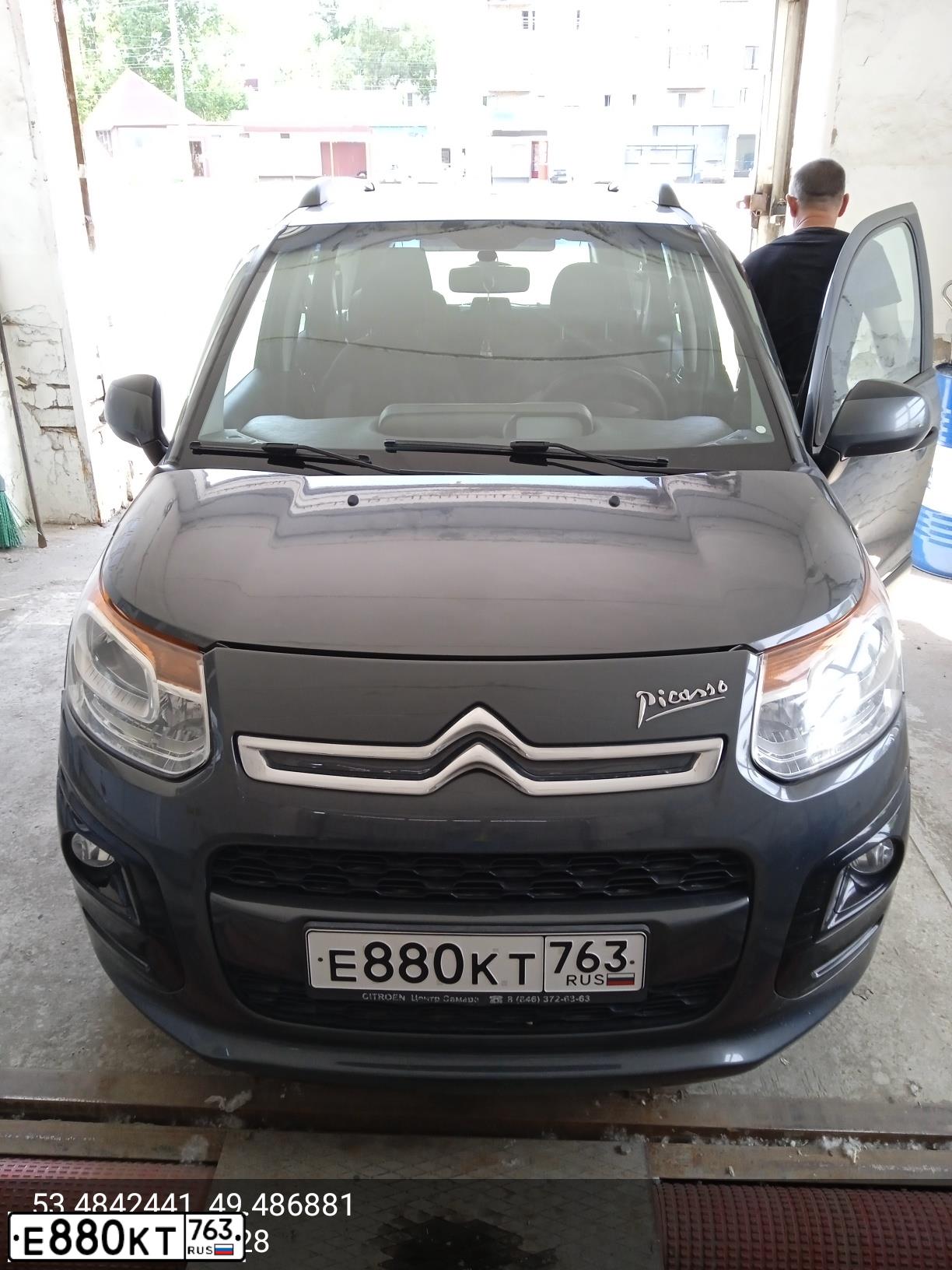 Фото автомобиля CITROEN C3 PICASSO, 2013 — госномер Е880КТ763. Цвет: СЕРЫЙ