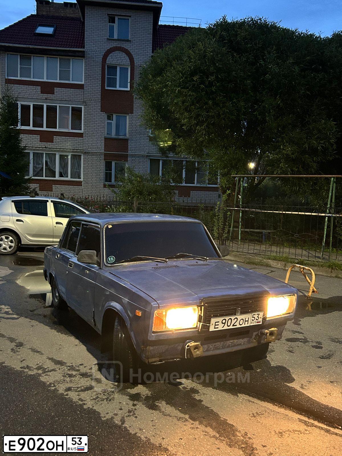 Фото автомобиля LADA 2107 LADA, 2006 — госномер Е902ОН53. Цвет: синий