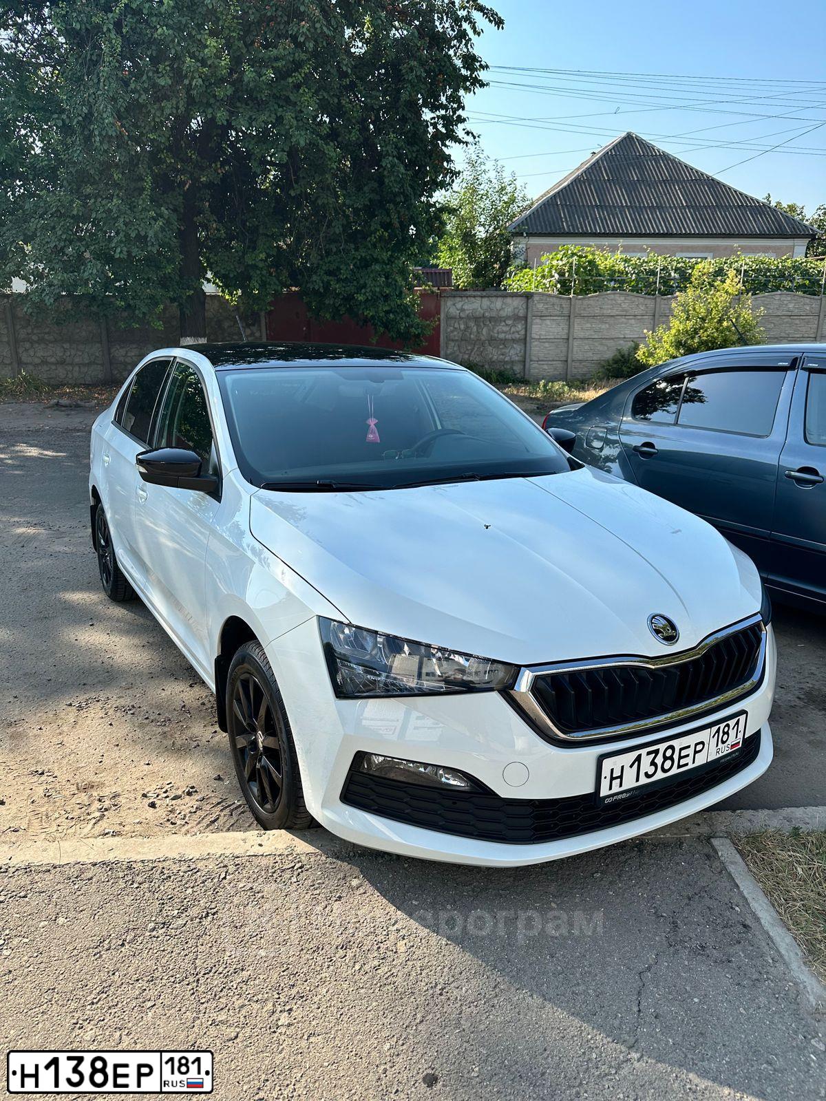 Фото автомобиля SKODA RAPID, 2020 — госномер Н138ЕР181. Цвет: МНОГОЦВЕТНЫЙ