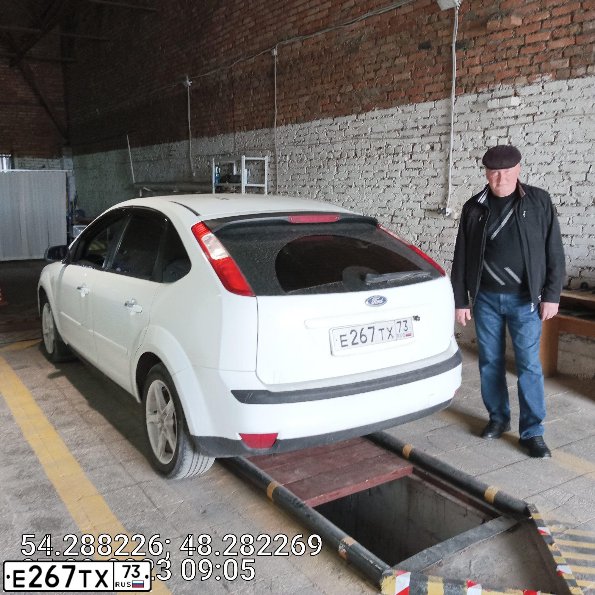 Фото автомобиля FORD FOCUS, 2007 — госномер Е267ТХ73. Цвет: Белый