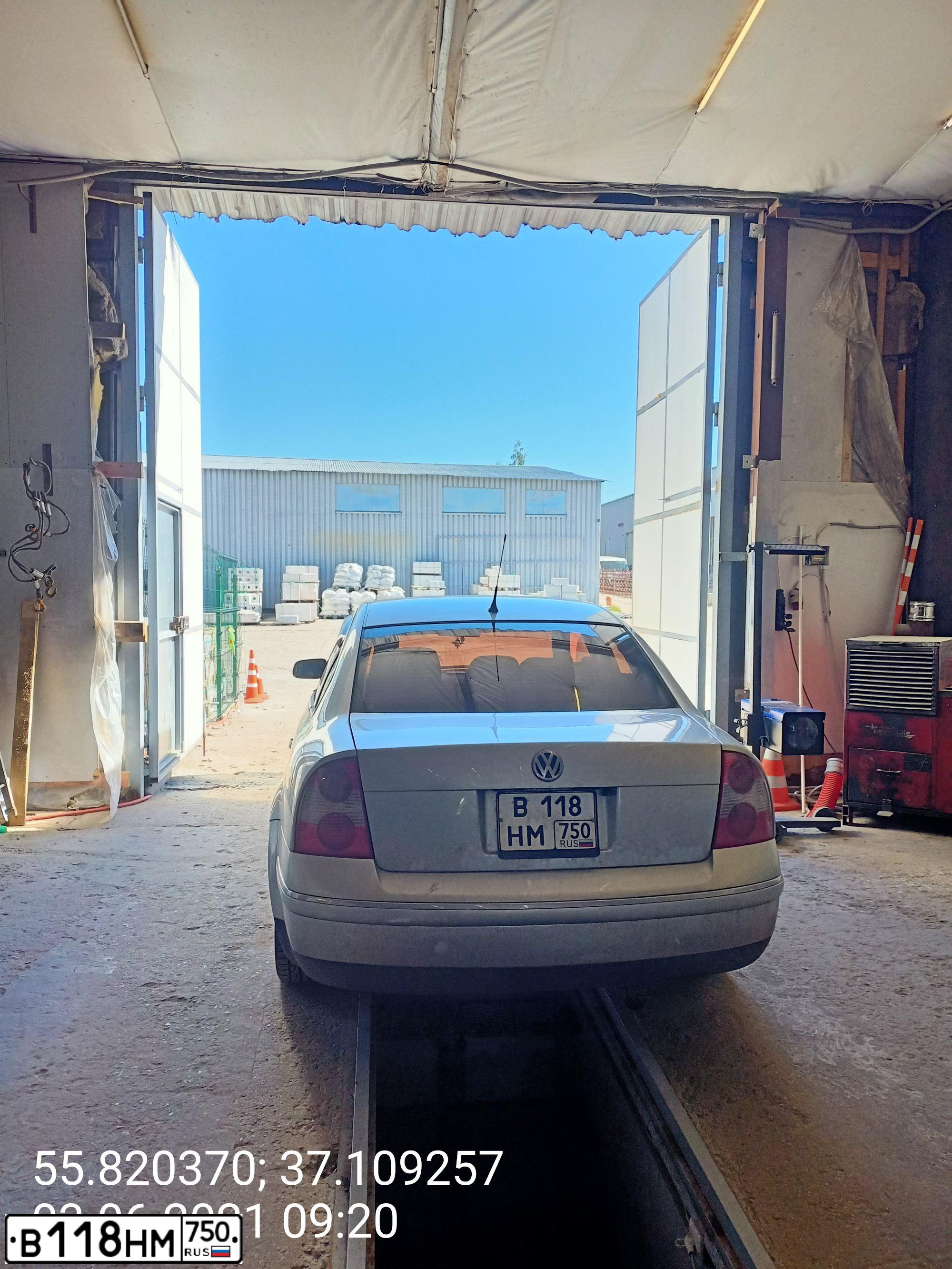 Фото автомобиля VOLKSWAGEN PASSAT, 2002 — госномер В118НМ750. Цвет: СЕРЕБРИСТЫЙ