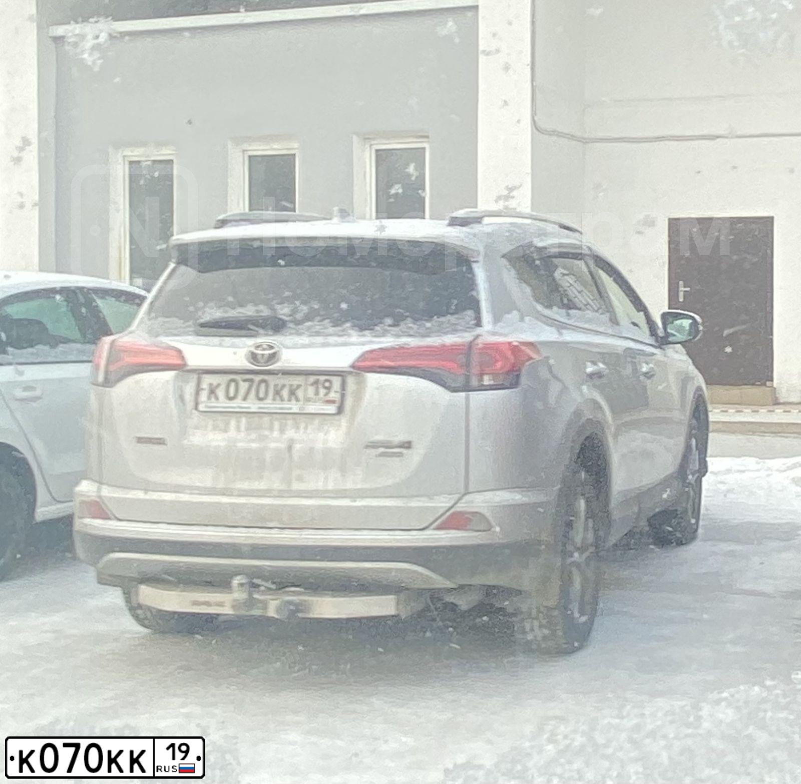 Фото автомобиля TOYOTA RAV4, 2006 — госномер М124СЕ124. Цвет: ЧЕРНЫЙ