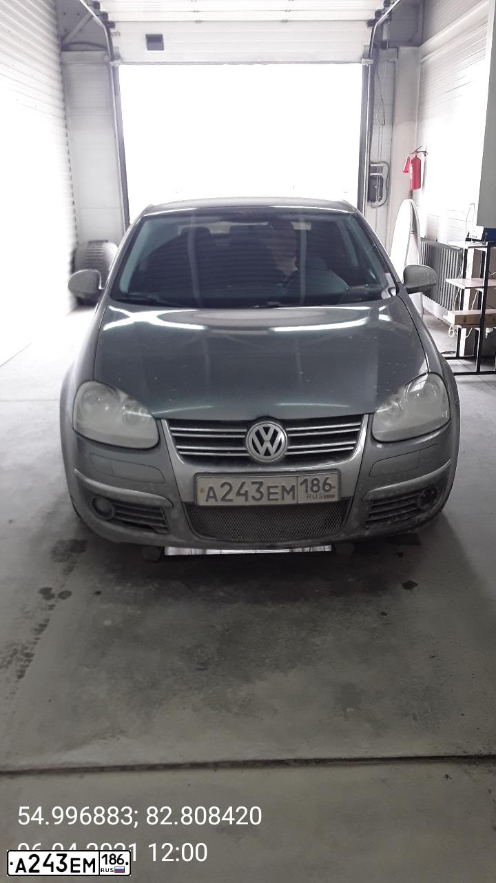 Фото автомобиля VOLKSWAGEN JETTA, 2009 — госномер К032АН186. Цвет: ТЕМНО-СЕРЫЙ