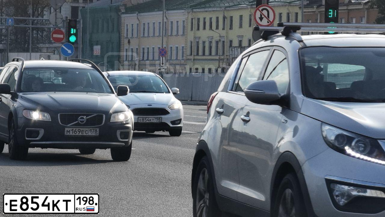 Фото автомобиля FORD FOCUS, 2018 — госномер Е854КТ198. Цвет: БЕЛЫЙ
