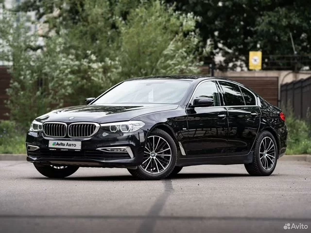 Фото автомобиля BMW SERIE 5, 2018 — госномер Т528ЕР198. Цвет: ЗЕЛЕНЫЙ