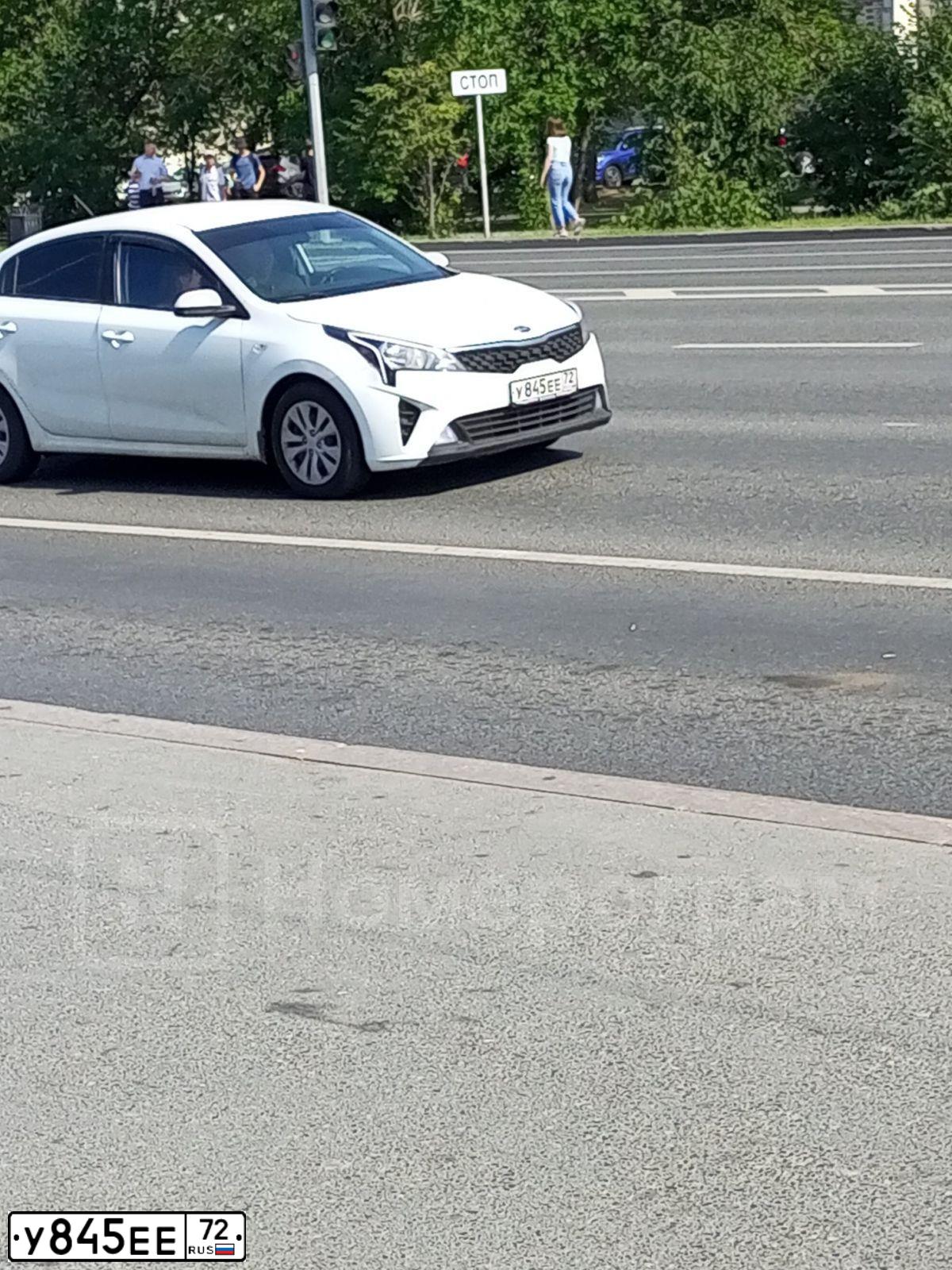 Фото автомобиля KIA RIO, 2020 — госномер У845ЕЕ72. Цвет: Белый
