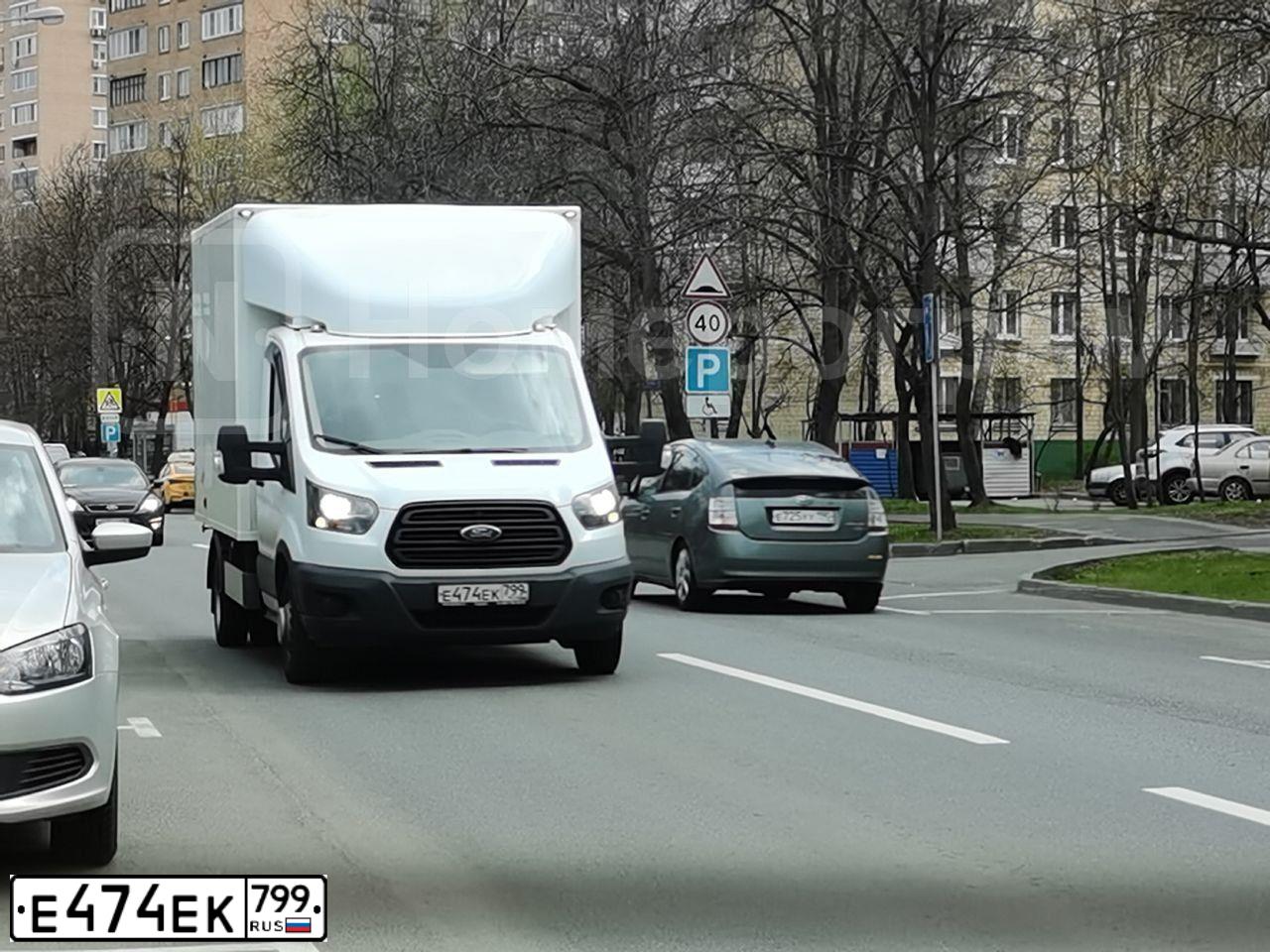 Фото автомобиля FORD TRANSIT, 2017 — госномер Е912РХ790. Цвет: Белый Желтый Серый