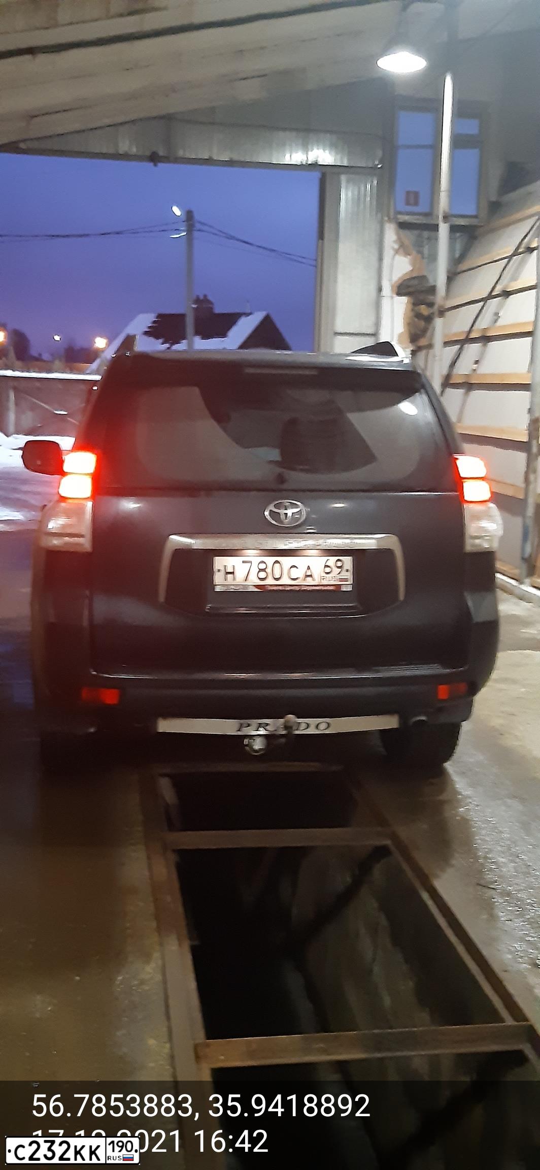 Фото автомобиля TOYOTA LANDCRUISER, 2015 — госномер О800АЕ161. Цвет: СЕРЫЙ ТЕМНЫЙ