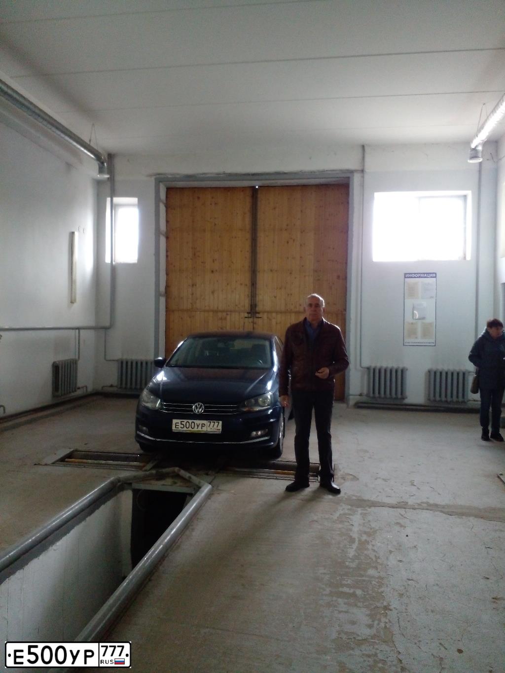 Фото автомобиля VOLKSWAGEN POLO, 2016 — госномер Е500УР777. Цвет: ТЕМНО-СИНИЙ