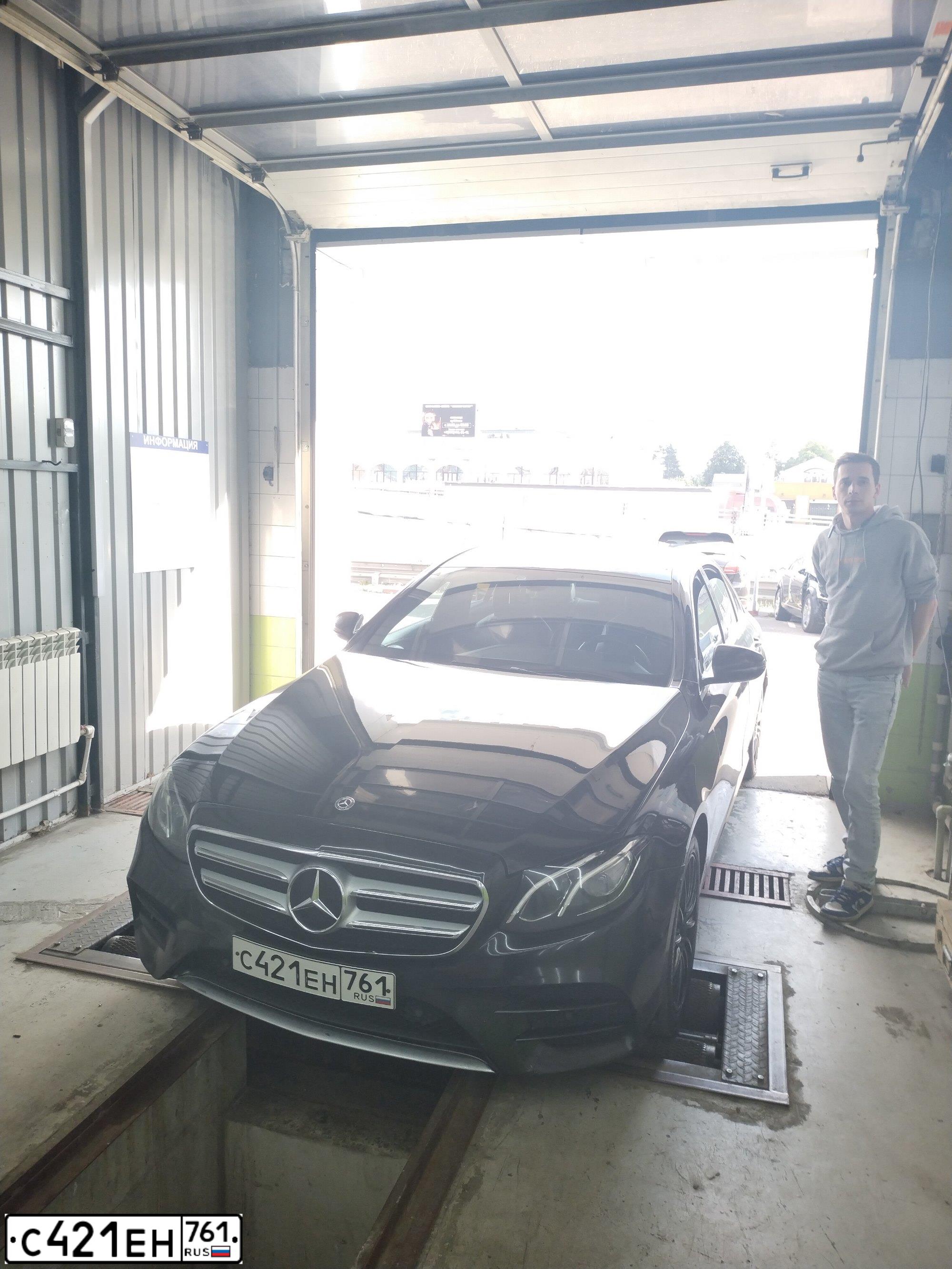 Фото автомобиля MERCEDES E-KLASSE, 2018 — госномер С421ЕН761. Цвет: ЧЕРНЫЙ