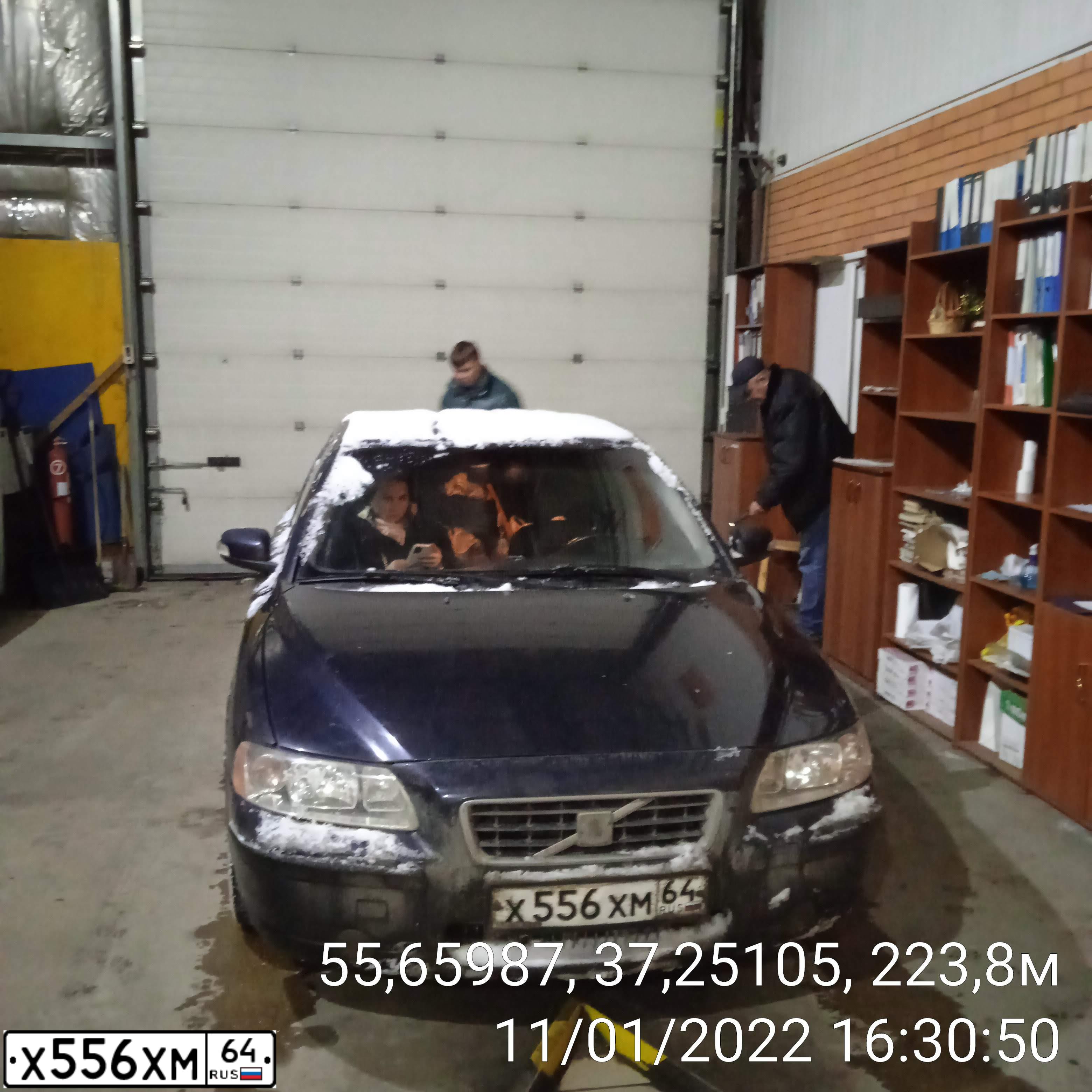 Фото автомобиля VOLVO S60, 2006 — госномер У316МК790. Цвет: ТЕМНО СИНИЙ