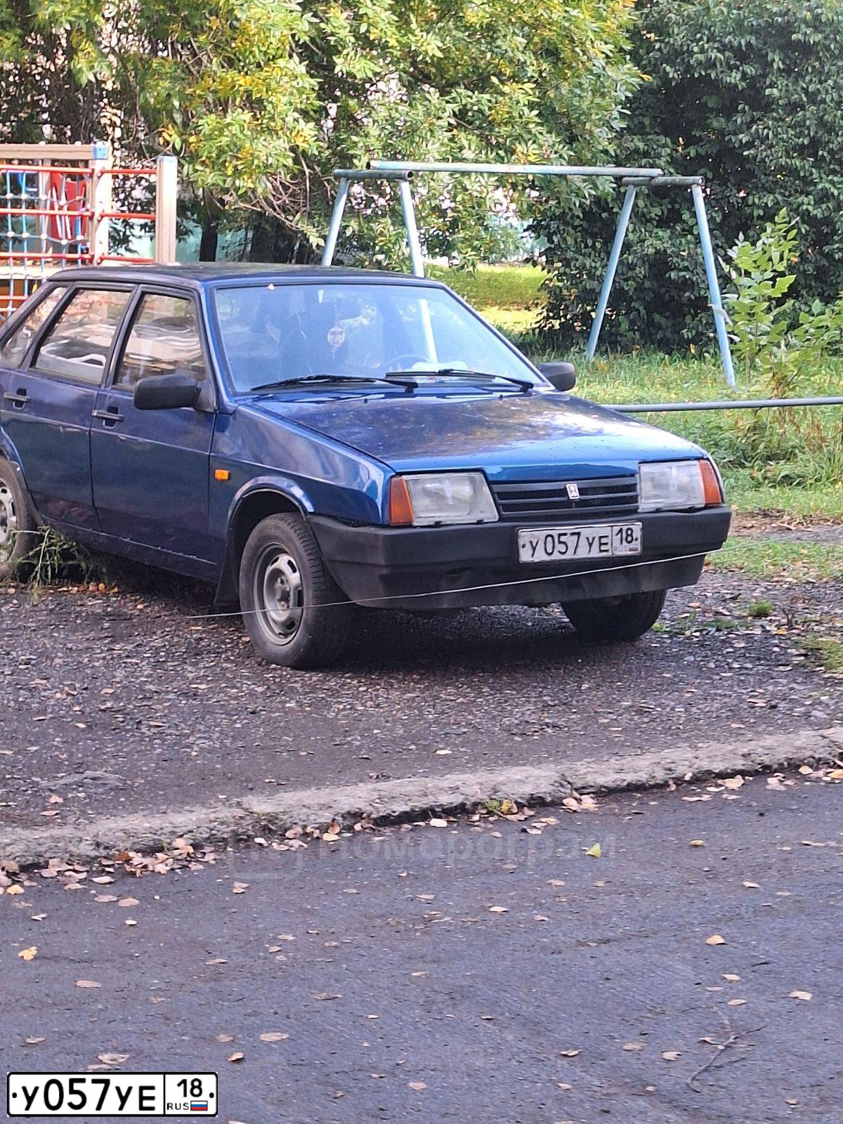 Фото автомобиля LADA 21099, 2002 — госномер Р014ТУ18. Цвет: СЕРЕБ.ЯРКО-СИНИЙ
