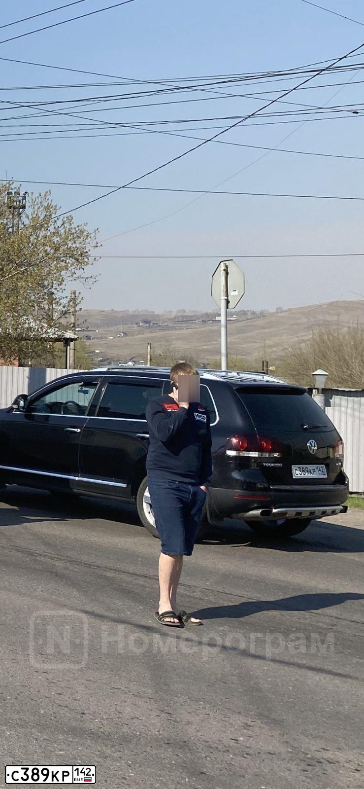Фото автомобиля VOLKSWAGEN TOUAREG, 2010 — госномер С389КР142. Цвет: ЧЕРНЫЙ