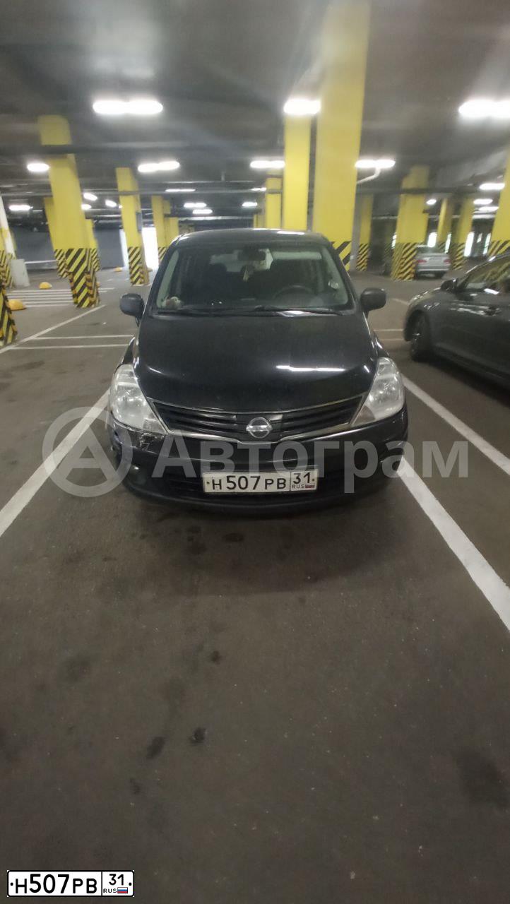 Фото автомобиля NISSAN TIIDA, 2013 — госномер Т908ВР198. Цвет: Коричневый