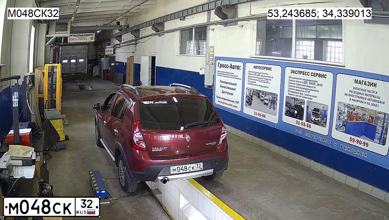 Фото автомобиля RENAULT SANDERO, 2013 — госномер Р550ЕО32. Цвет: Красный