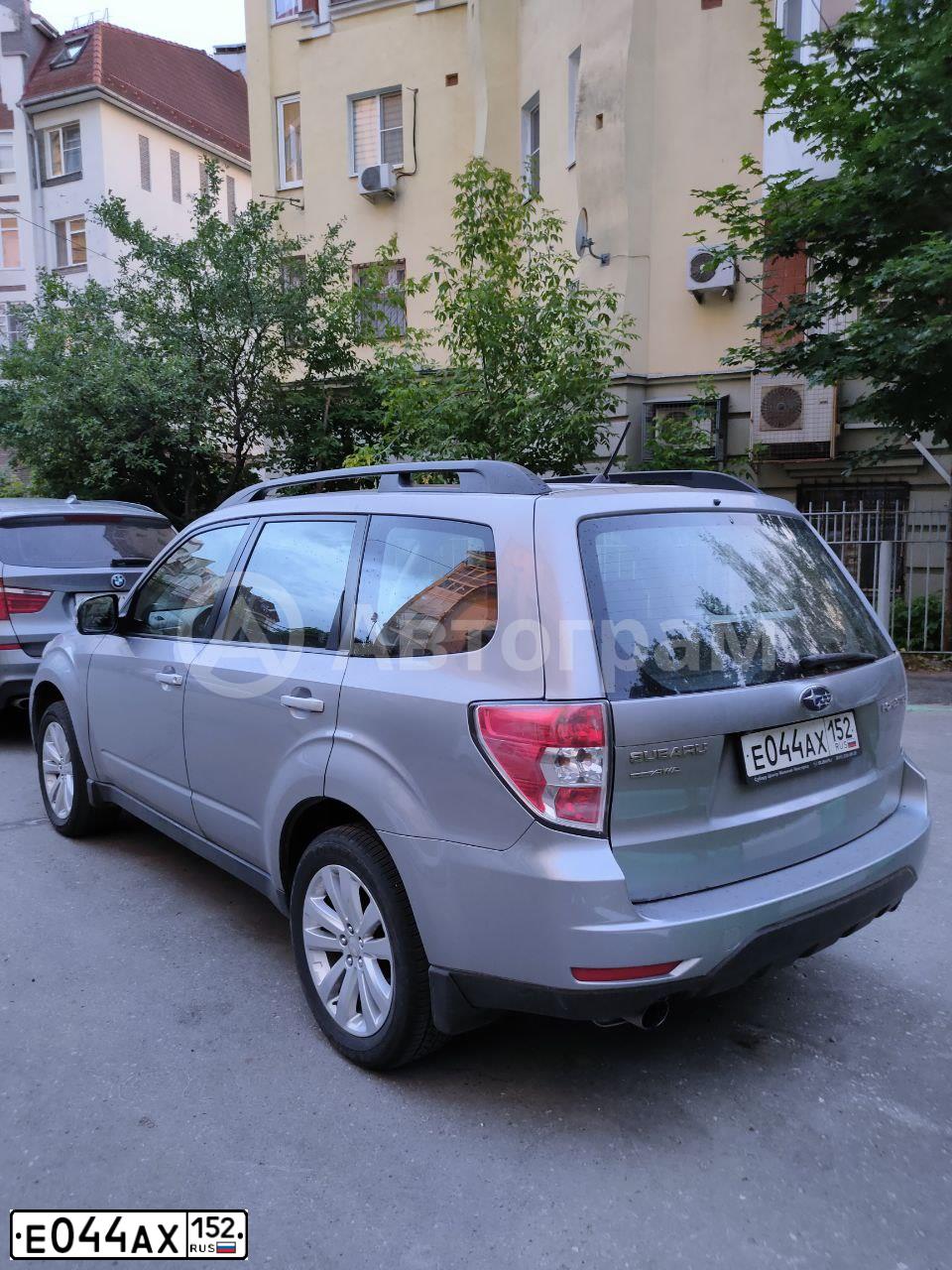 Фото автомобиля SUBARU FORESTER, 2010 — госномер Е044АХ152. Цвет: СЕРЕБРИСТЫЙ