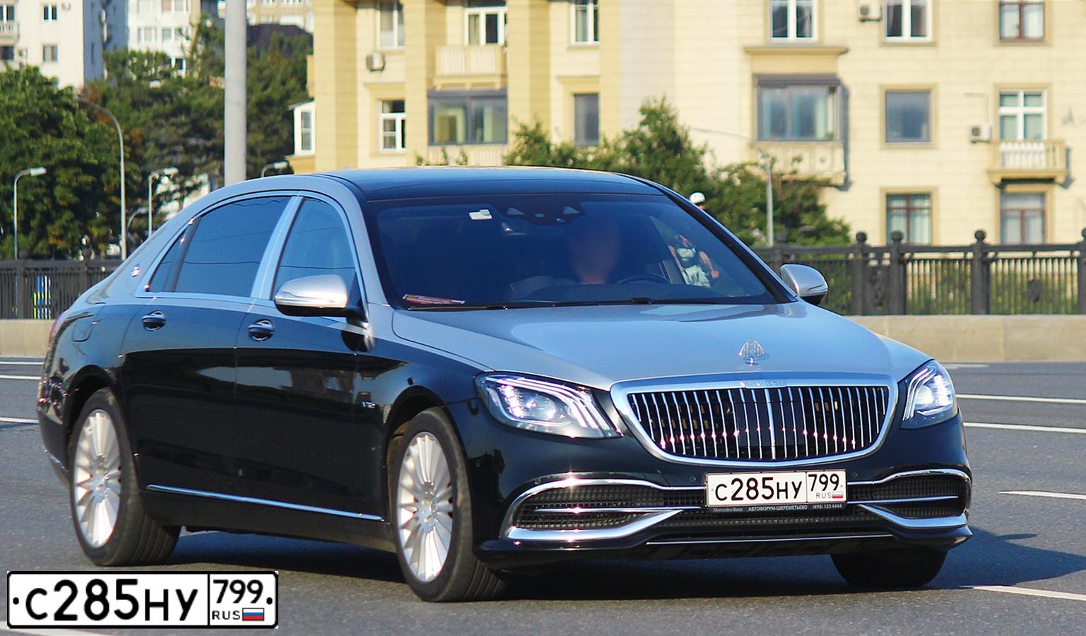 Фото автомобиля MERCEDES S-KLASSE, 2019 — госномер С285НУ799. Цвет: ЧЕРНЫЙ-СЕРЕБРИСТЫЙ