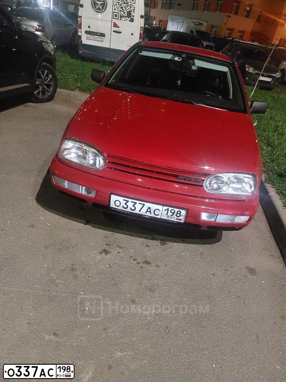 Фото автомобиля VOLKSWAGEN GOLF, 1996 — госномер О337АС198. Цвет: Красный