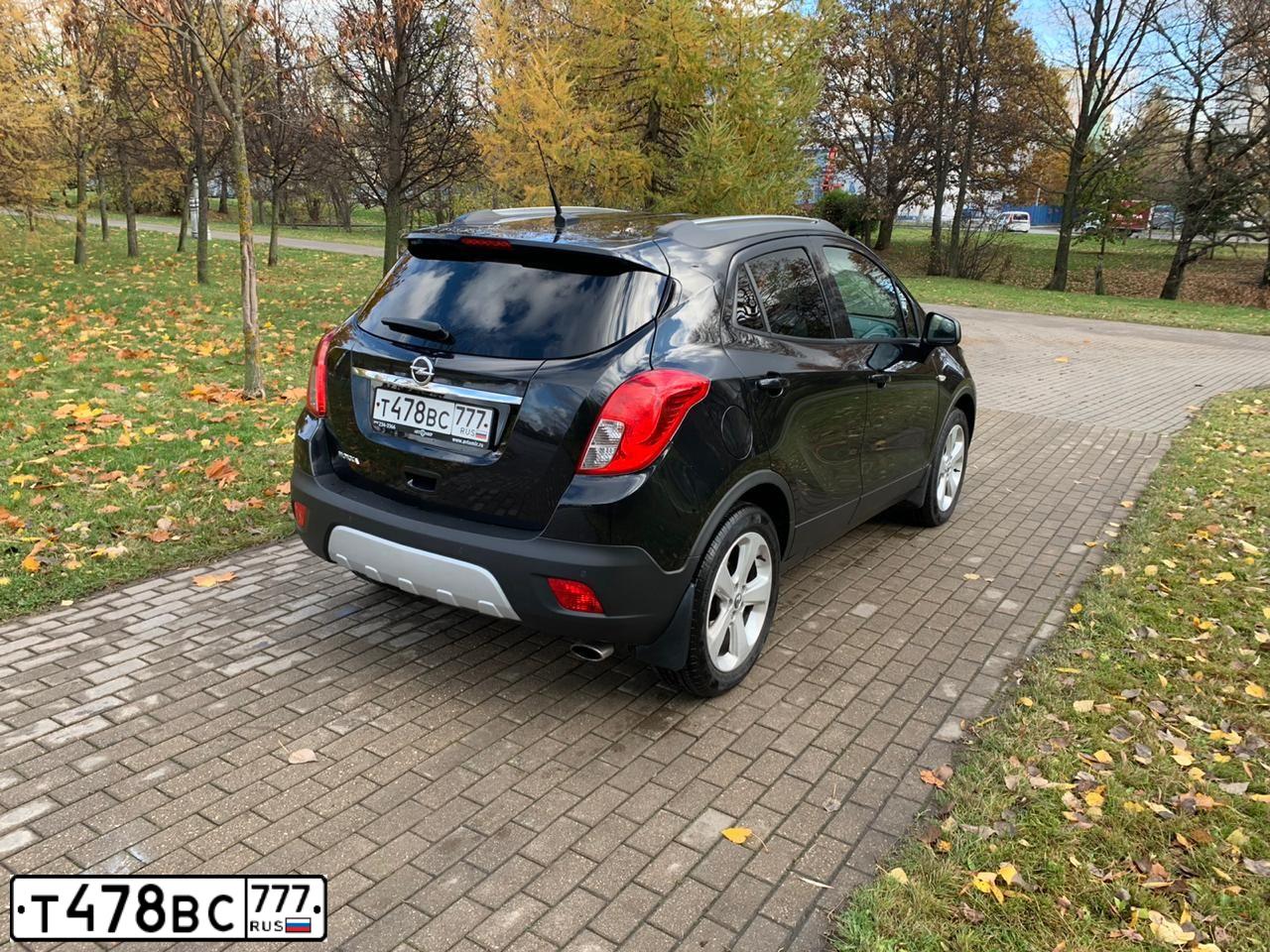 Фото автомобиля SUZUKI SX 4, 2008 — госномер Е832ОТ199. Цвет: СЕРЫЙ