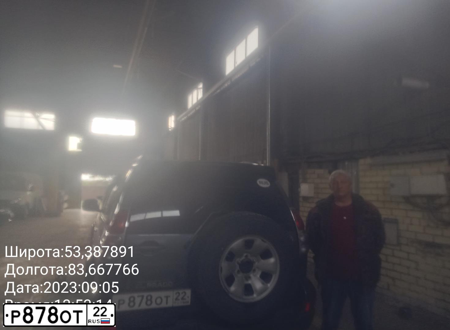 Фото автомобиля TOYOTA LANDCRUISER, 2003 — госномер Р878ОТ22. Цвет: СЕРО-БЕЛЫЙ
