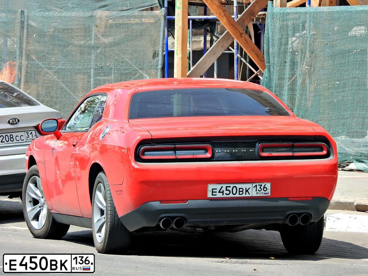 Фото автомобиля ДОДЖ CHALLENGER, 2016 — госномер У560СО31. Цвет: Красный