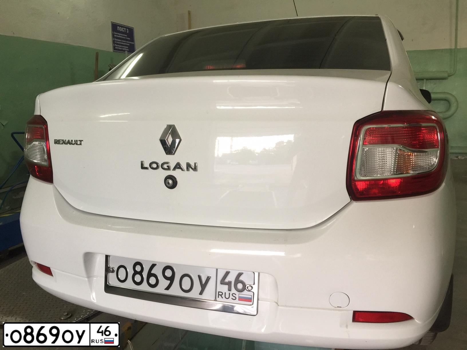 Фото автомобиля RENAULT LOGAN, 2018 — госномер О869ОУ46. Цвет: Белый