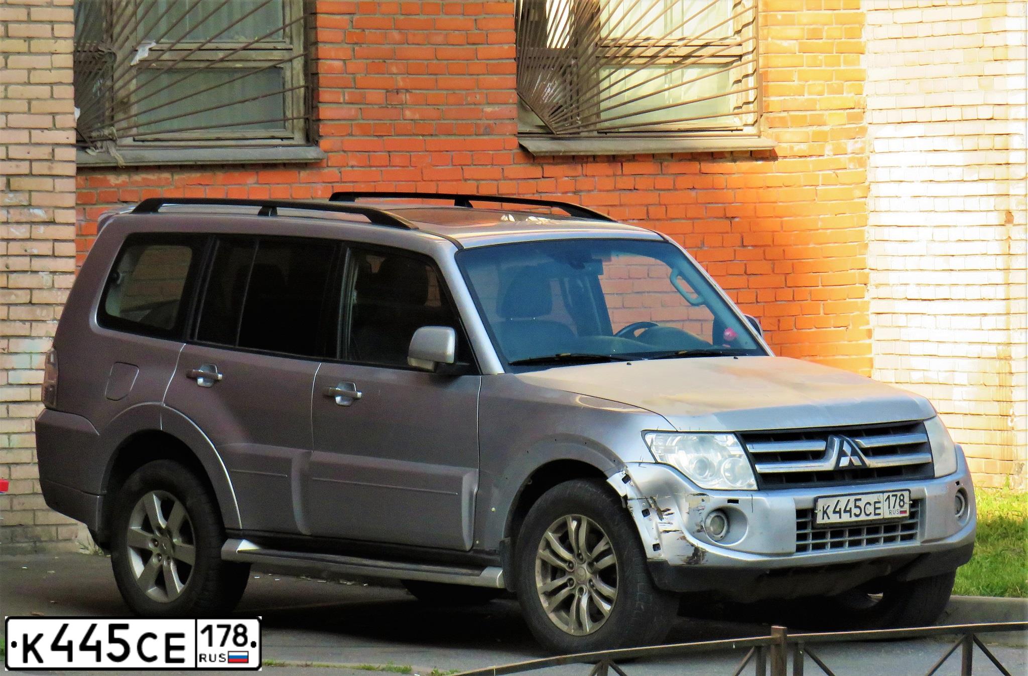 Фото автомобиля MITSUBISHI PAJERO, 2011 — госномер К445СЕ178. Цвет: СЕРЕБРИСТЫЙ