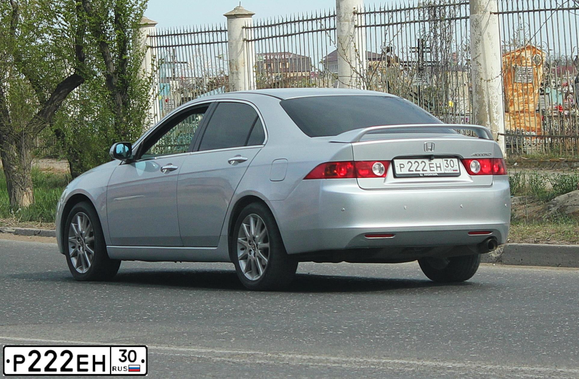 Фото автомобиля KIA SORENTO, 2007 — госномер У950НН30. Цвет: СЕРЕБРИСТЫЙ МЕТАЛЛИК