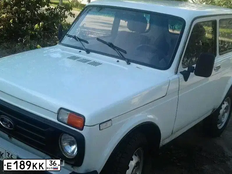 Фото автомобиля LADA 2121 NIVA, 1996 — госномер Е189КК36. Цвет: Белый