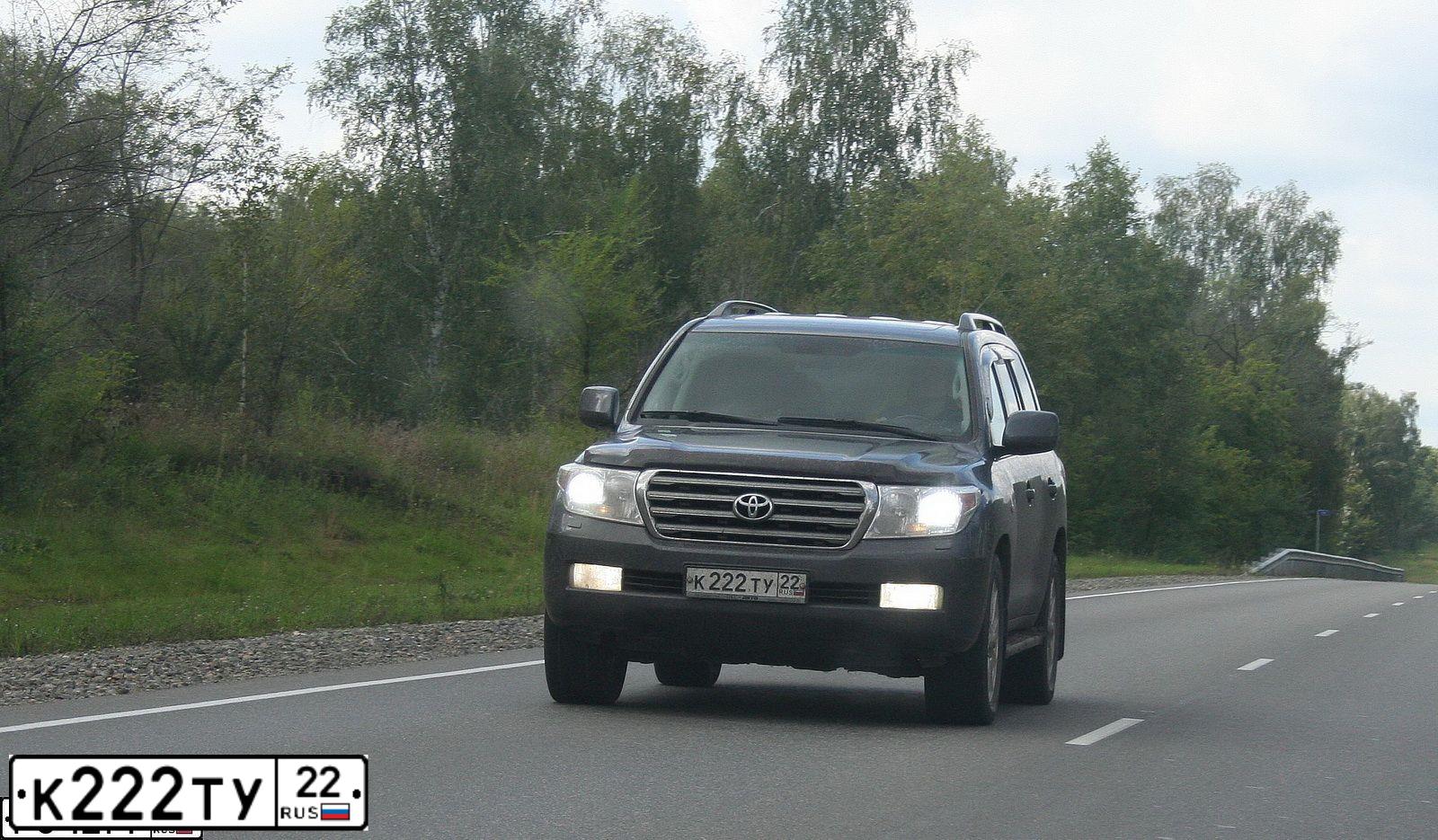 Фото автомобиля TOYOTA LANDCRUISER, 2005 — госномер К222ТУ72. Цвет: СЕРЕБРИСТЫЙ