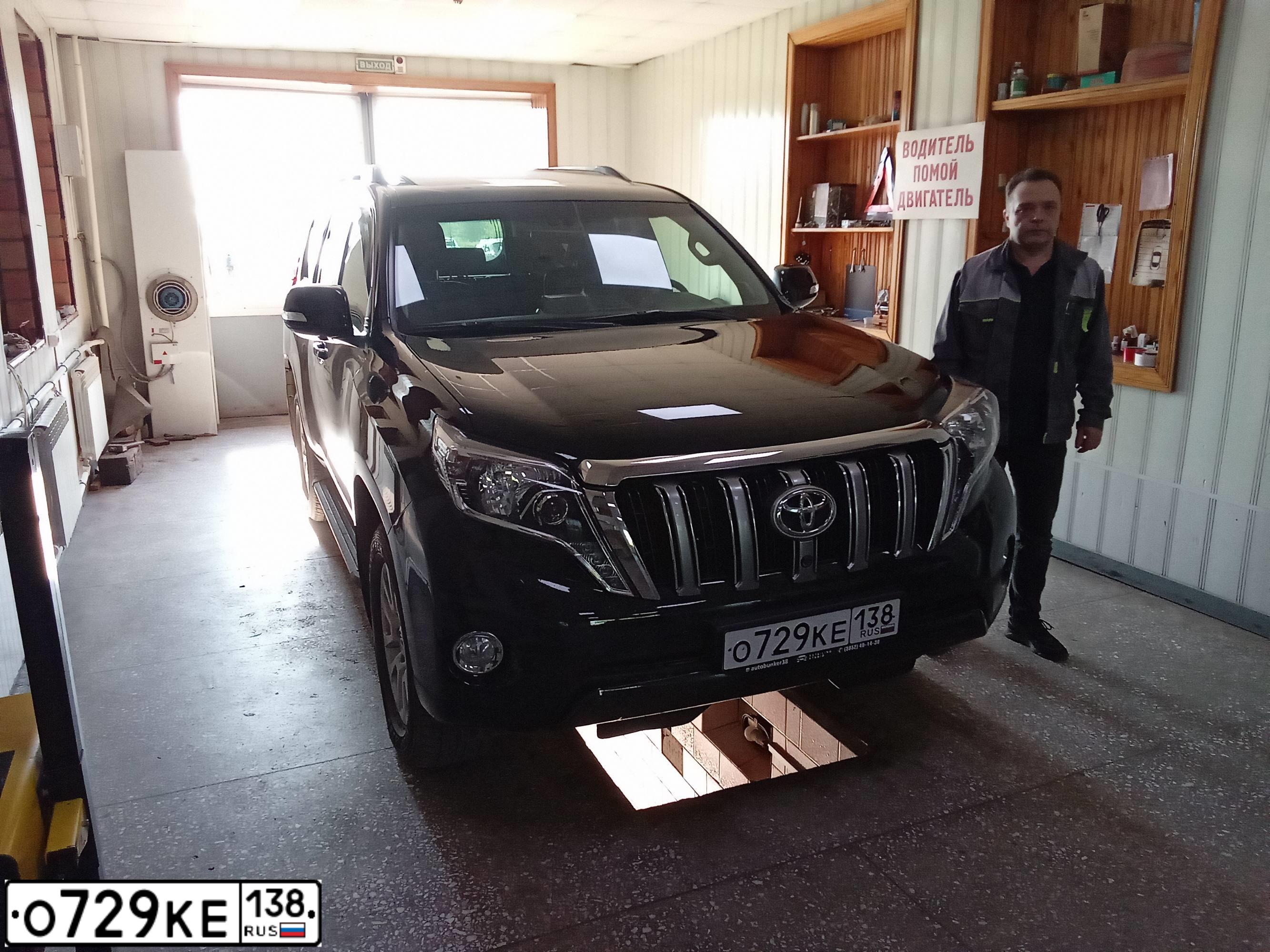 Фото автомобиля TOYOTA LANDCRUISER, 2013 — госномер О729КЕ138. Цвет: ЧЕРНЫЙ