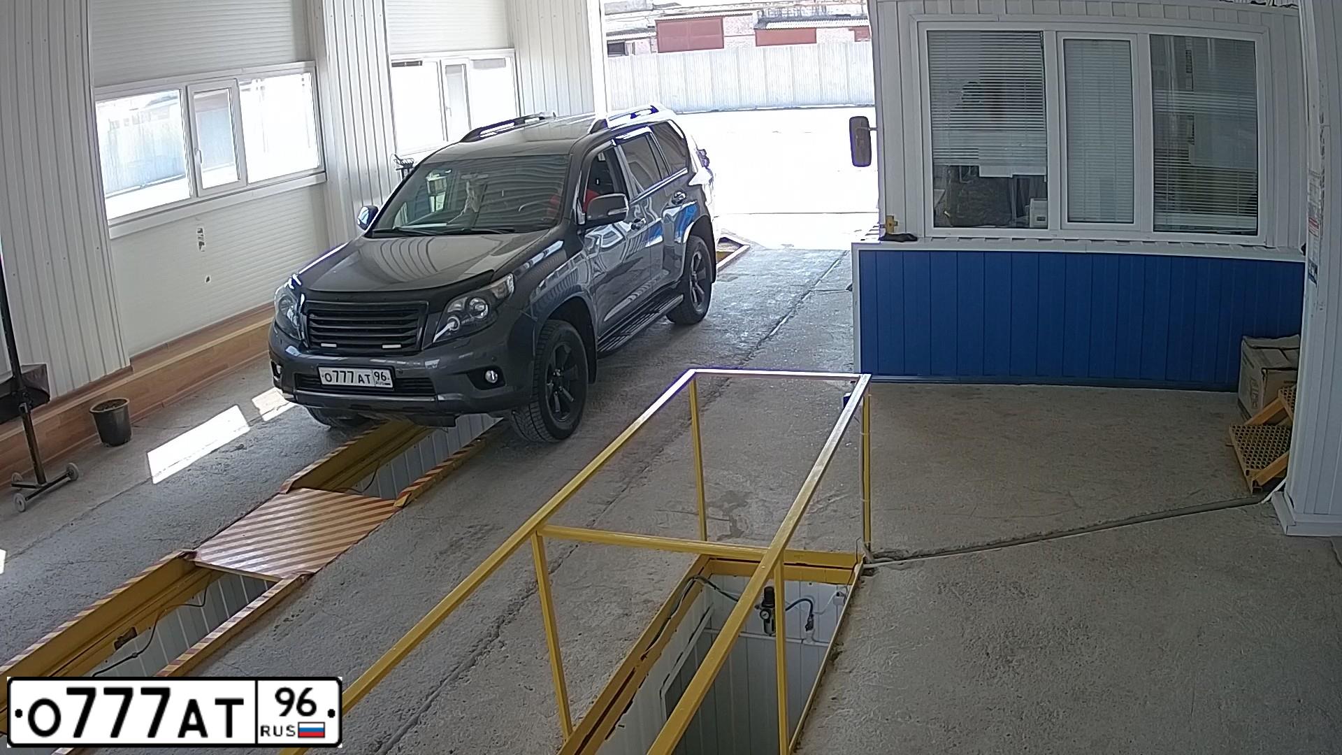 Фото автомобиля TOYOTA LANDCRUISER, 2012 — госномер К489ХВ126. Цвет: СЕРЫЙ