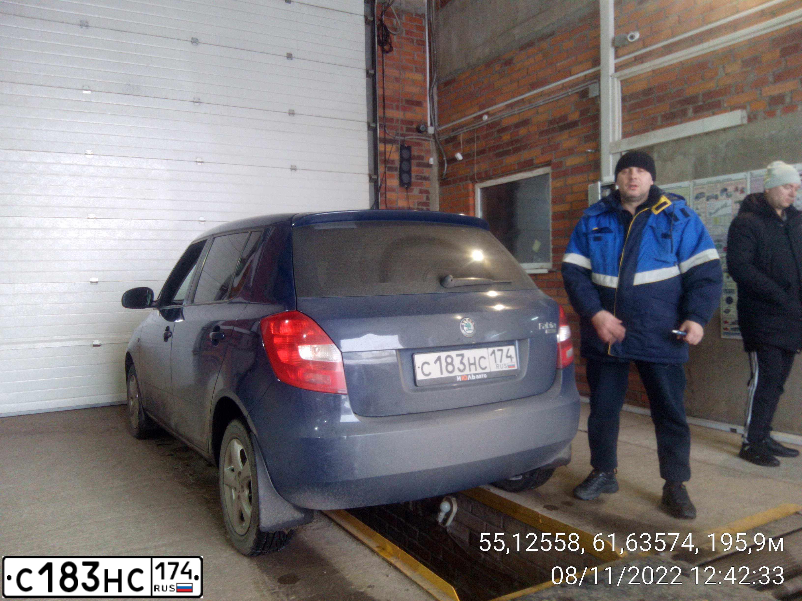 Фото автомобиля SKODA FABIA, 2011 — госномер С183НС174. Цвет: Темно-синий