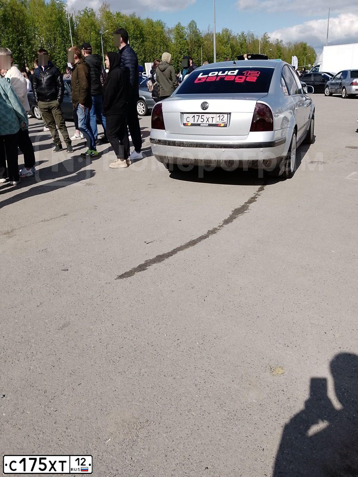 Фото автомобиля VOLKSWAGEN PASSAT, 2001 — госномер С175ХТ12. Цвет: Серебристый