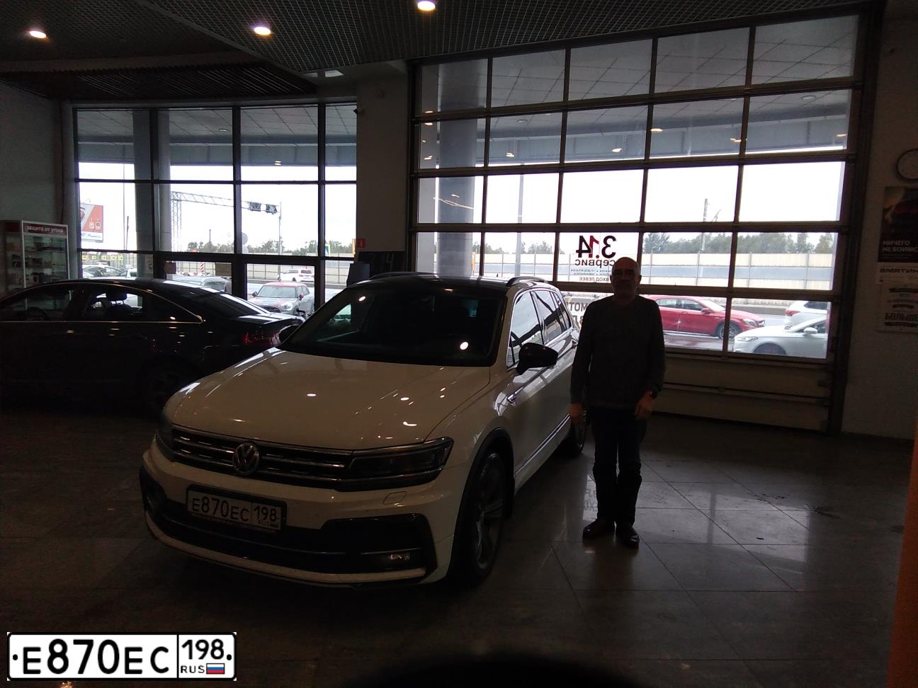 Фото автомобиля VOLKSWAGEN TIGUAN, 2019 — госномер Е870ЕС198. Цвет: Белый